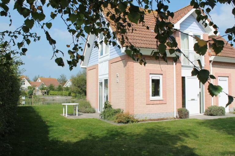 House with barbecue, patio & garden in Kamperland