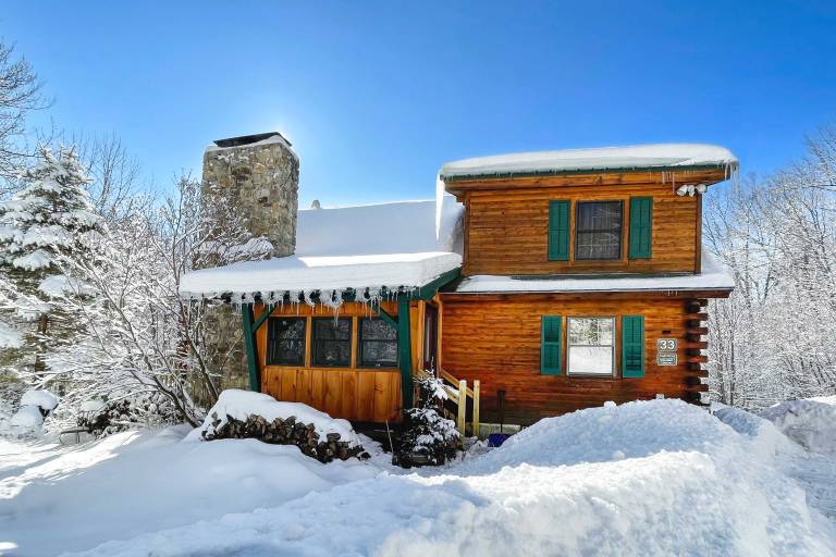 Game Room & Hot Tub: Pet-Friendly Mount Snow Gem — photo 3