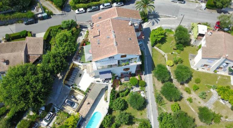 Holiday apartment with private pool, barbecue & patio in Vence