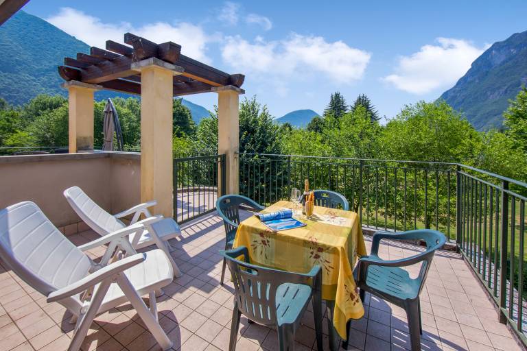 Family-friendly studio with terrace | Water view | Next to the beach | Pets are welcome in Porlezza