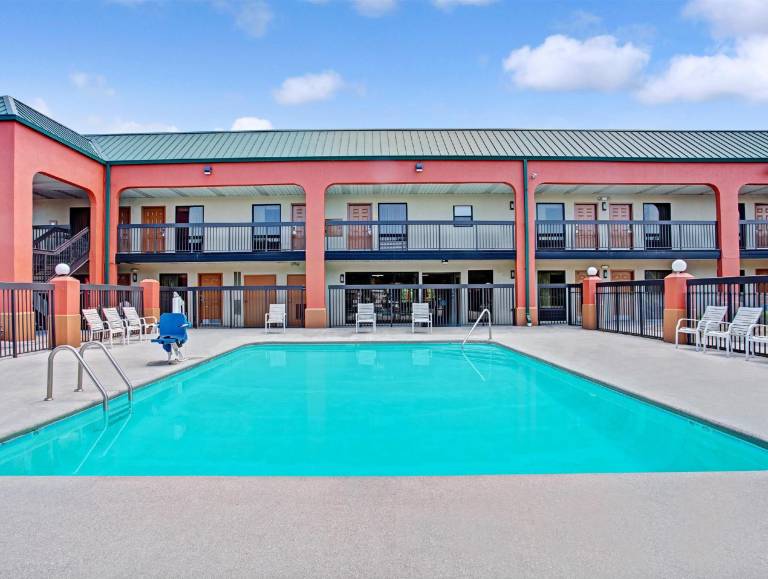 Super 8 By Wyndham Knoxville East — photo 2