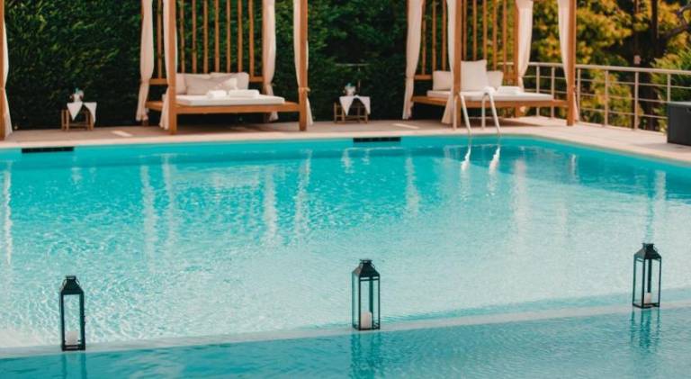 Serviced apartment with yard, pool & patio — photo 4