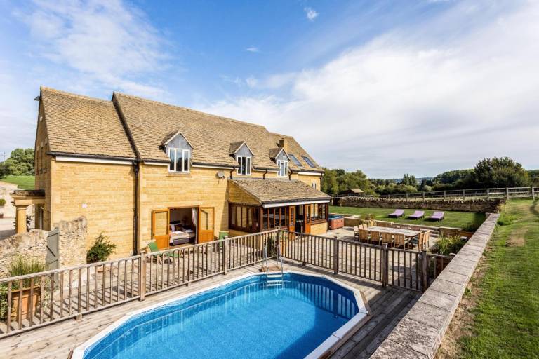 Cottage with BBQ, yard & hot tub in Chipping Campden