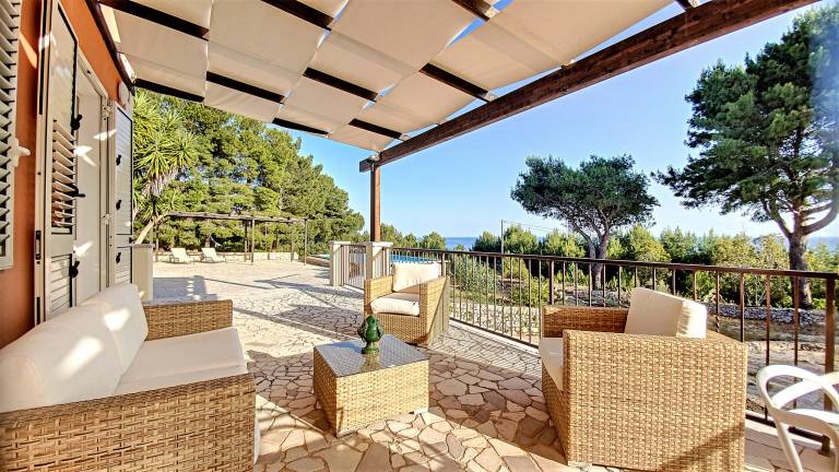 Villa with terrace, BBQ & private pool | Beach view — photo 3