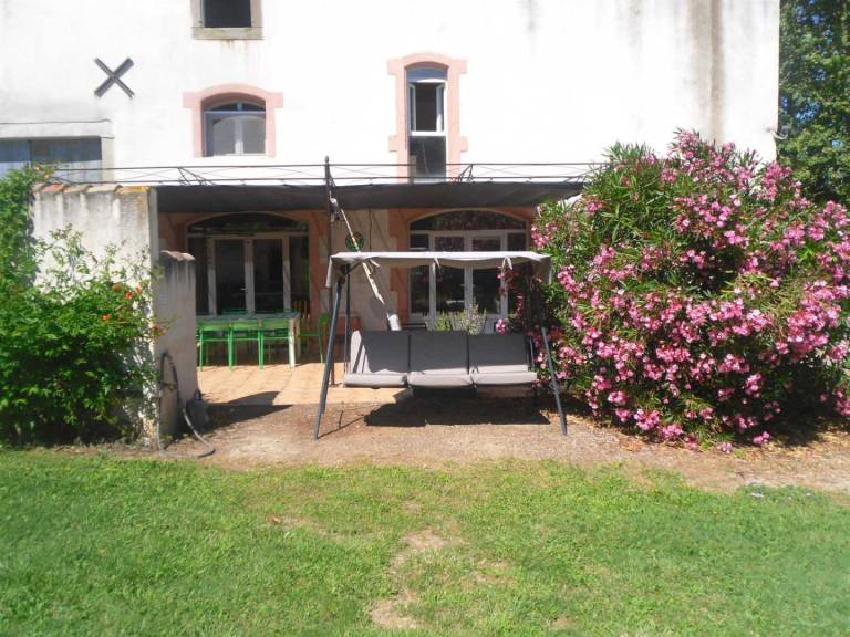 Gite with yard, terrace & barbecue in Béziers