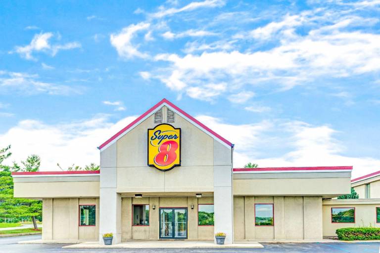 Super 8 By Wyndham Indianapolis South in Marion, IN