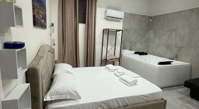 Apartment with hot tub | Close to Naples Cathedral — photo 4