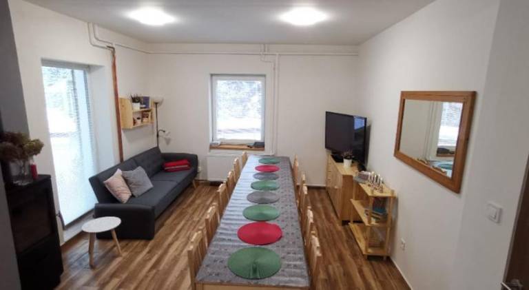 Lodge with terrace, BBQ & yard | Perfect for remote work — photo 2