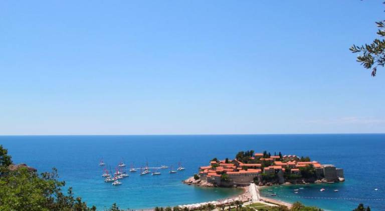 Holiday apartment with hot tub & patio in Becici