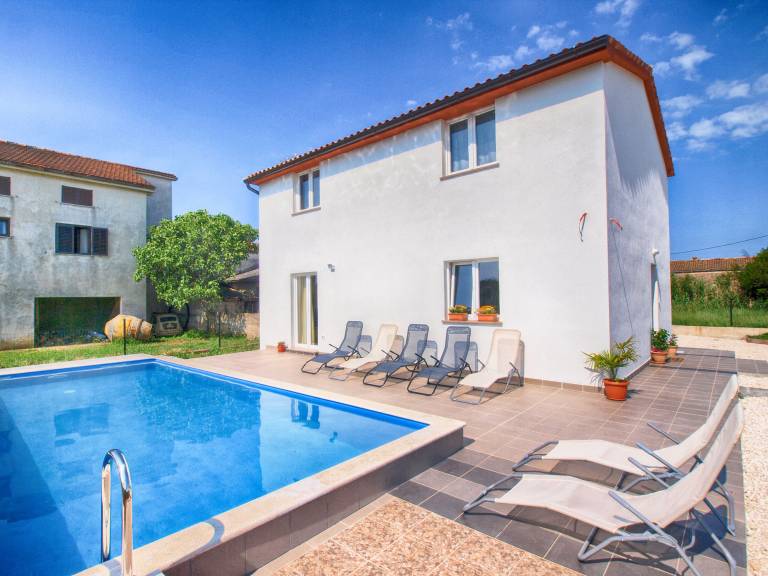 Vacation home with pool, grill & patio — photo 5