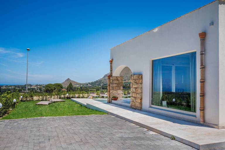 Villa with garden, private pool & BBQ | Sea view — photo 2