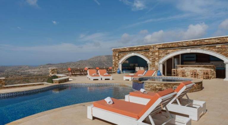 Villa with garden, BBQ & pool | Pet-friendly — photo 3