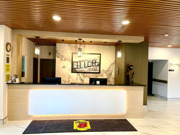 Super 8 By Wyndham Hinton in Hinton, AB