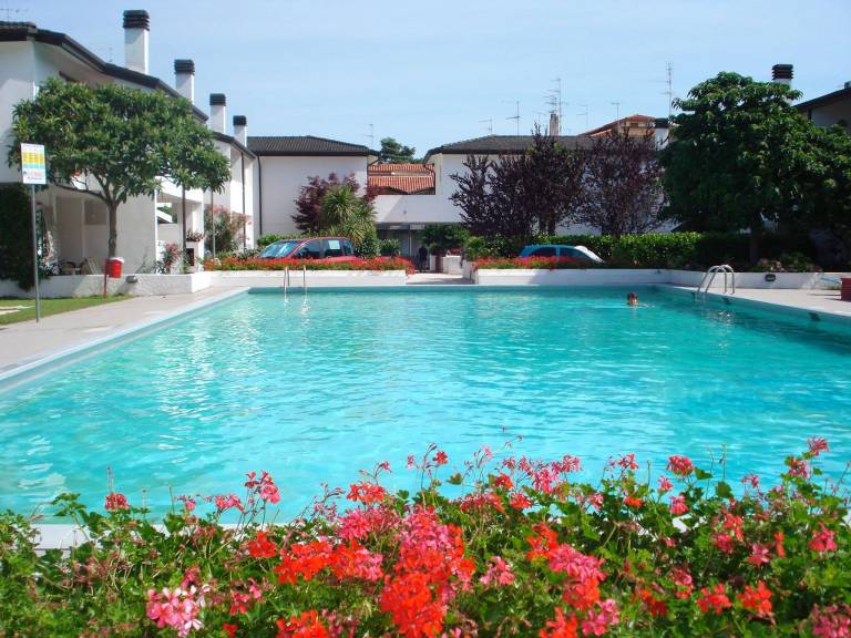 Family-oriented villa with pool & yard | Pool view | Close to the beach | Pets allowed — photo 5