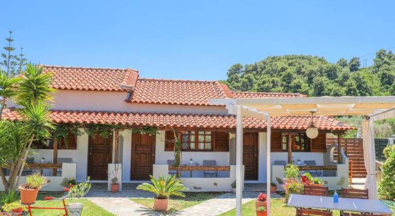 Serviced apartment with garden & patio | Close to the beach | Good for workation | Pet-friendly in Skiathos