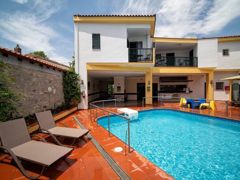 Holiday apartment with pool, patio & garden — photo 4