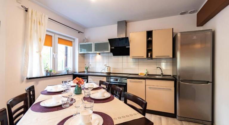 Rental apartment with pool, terrace & yard — photo 4