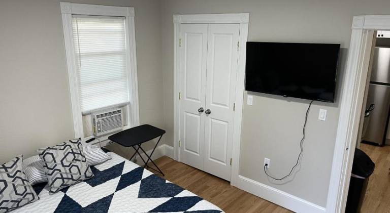 Downtown Apt King Beds Mins to Salem — photo 2