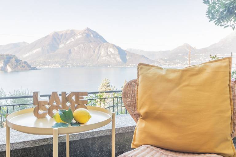 Holiday apartment with terrace, BBQ & garden in Varenna