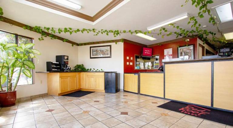 Red Roof Inn & Suites Monterey — photo 4