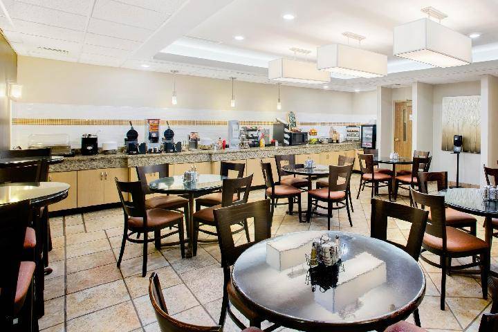 La Quinta Inn & Suites by Wyndham Springfield South — photo 4