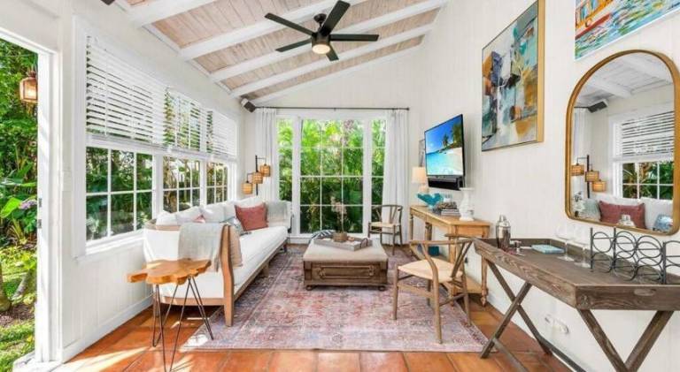 Ample villa with hot tub & pool | Pet-friendly — photo 2