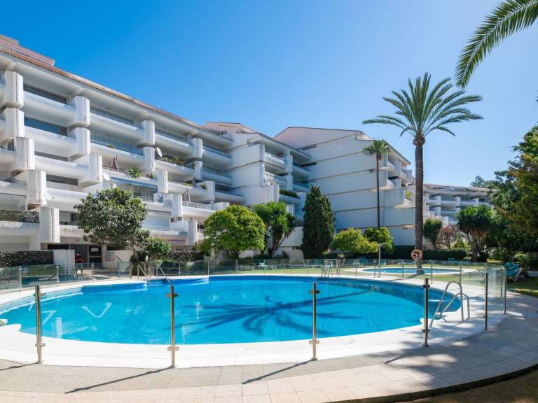Luxurious penthouse in Marbella with pool, WiFi, pets allowed, air conditioning — photo 3
