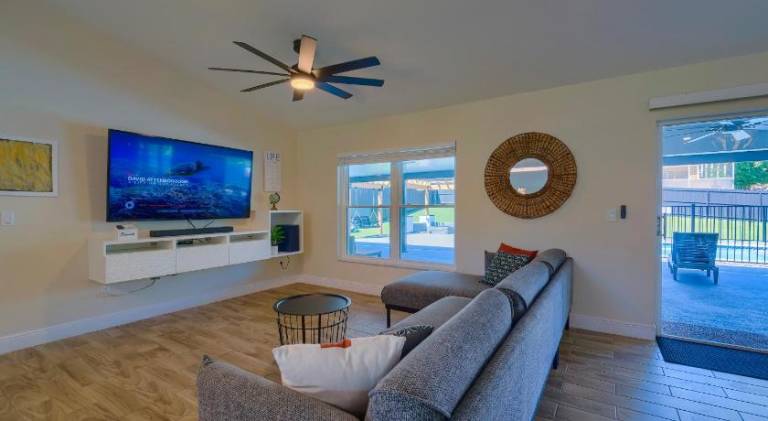 Vacation home with pool | Pet-friendly — photo 2