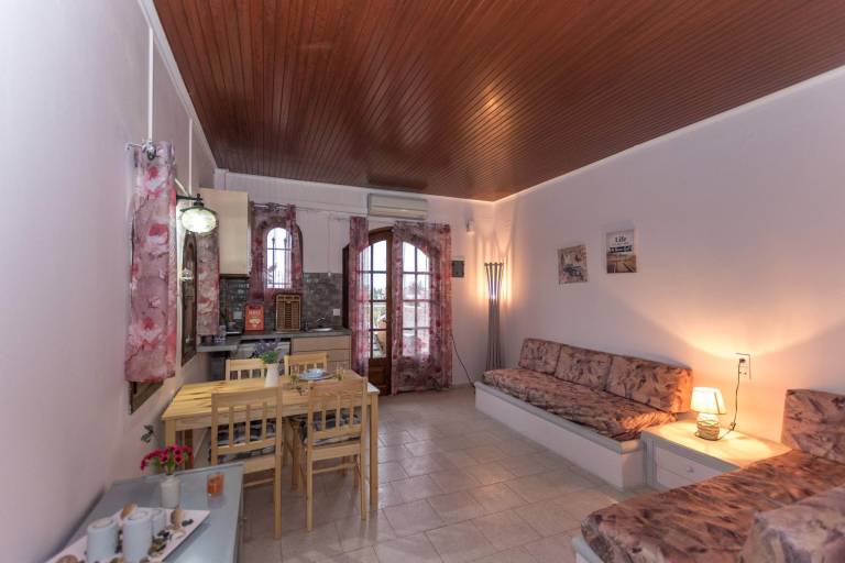 Apartment with pool, garden & patio in Hersonissos