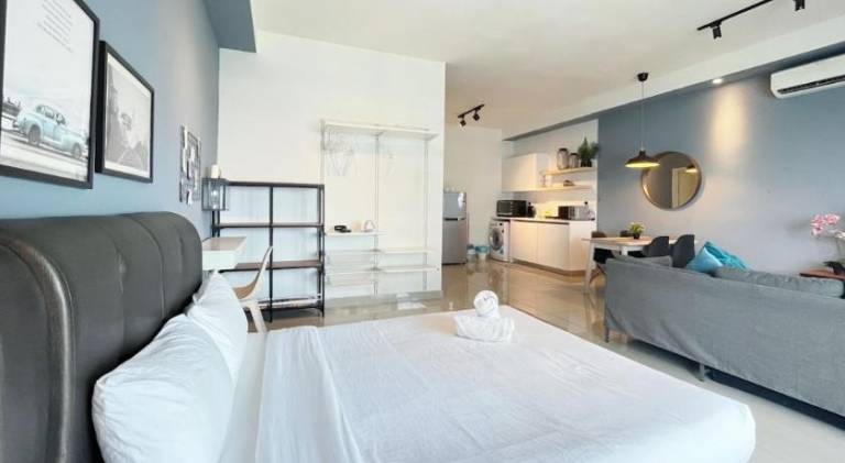 Apartment with pool — photo 2