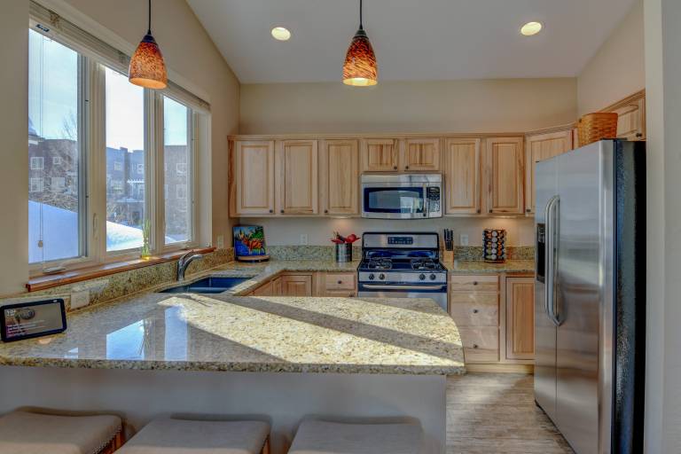 Family-friendly vacation home with hot tub, patio & BBQ | Mountain view | Pets are welcome — photo 3