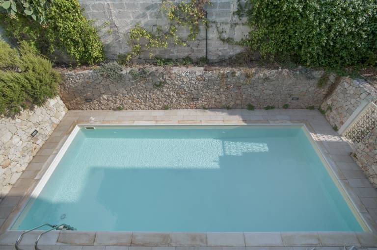 Apartment with garden, pool & grill | Garden view — photo 2