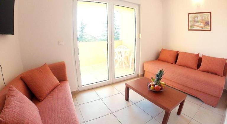 Apartment with barbecue & patio — photo 2