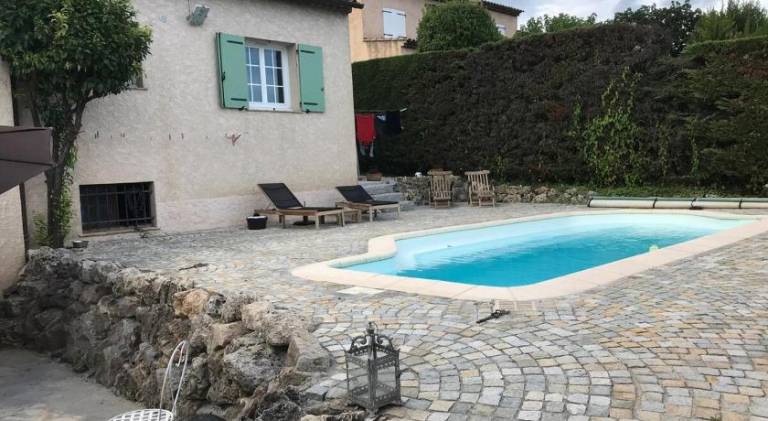 Apartment with pool — photo 4