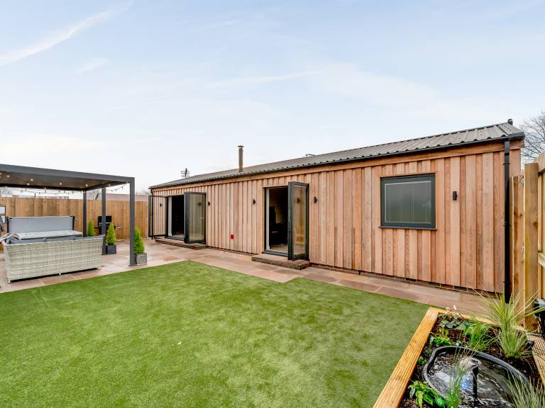 Family-friendly cottage with hot tub, garden & BBQ | Dogs allowed — photo 2