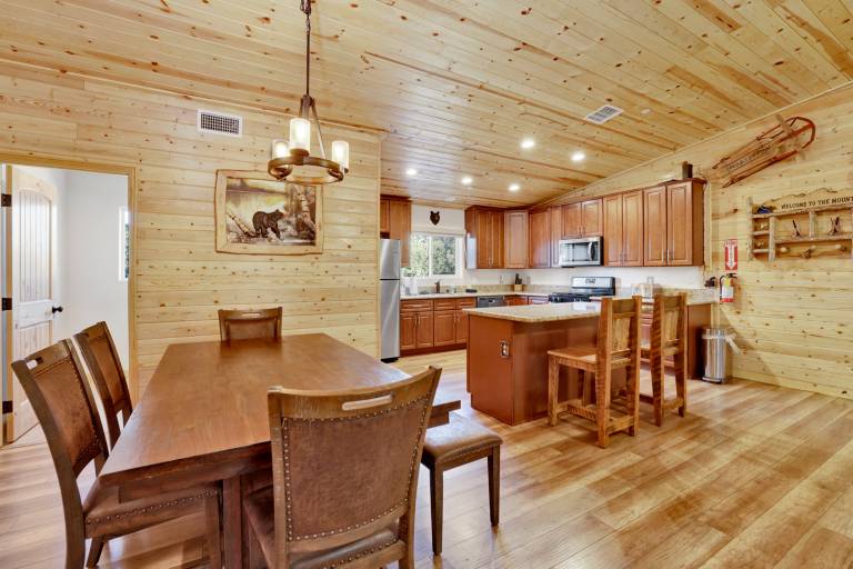 Family-friendly pleasant cabin with patio & BBQ | Lake view | Pet-friendly — photo 3