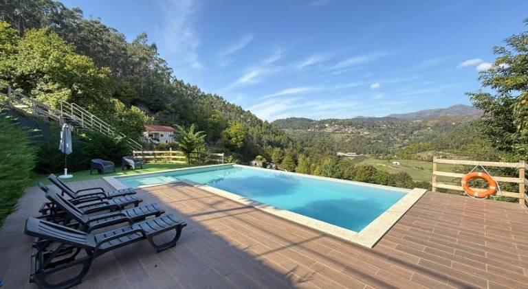 House with pool & BBQ in Braga