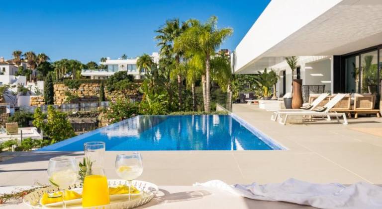 Villa with pool — photo 4