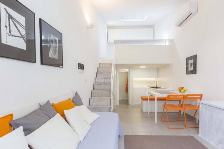 Apartment with yard & terrace — photo 3