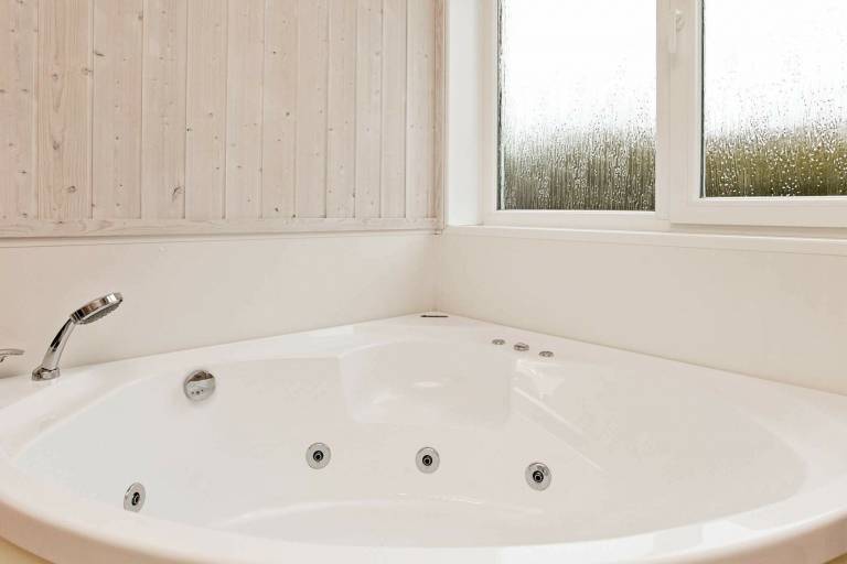 Vacation home with jacuzzi, sauna & patio — photo 4