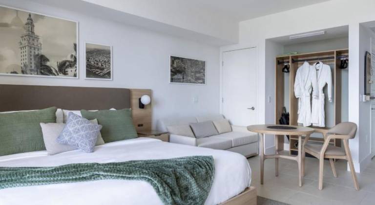 Rental apartment with pool | Near Bayside Marketplace in Miami, FL