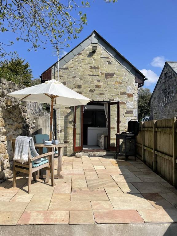 The Stables: Detached Cottage with Private Garden & Hot Tub — photo 2