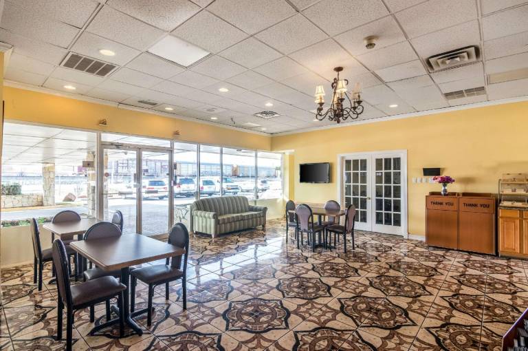 Rodeway Inn Arlington Entertainment District Area — photo 5