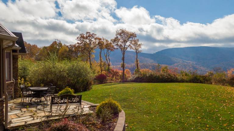 Mountain Gem - Huge Home 7 Minutes to Boone with Hot Tub, Pool Table & Views! — photo 4