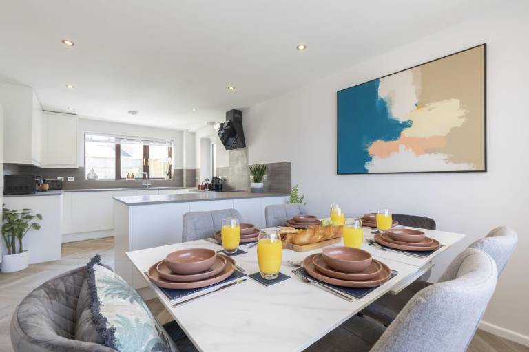 Stunning Five Bed Detached Home with Hot Tub — photo 3