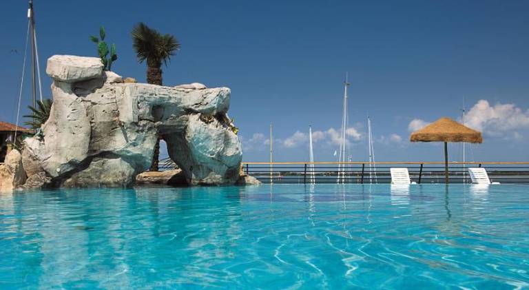 Beautiful serviced apartment with pool, garden & terrace | Next to the beach | Pets are welcome — photo 2