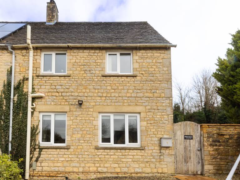 Cottage with garden in Burford