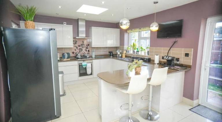 4 Bed House Near Heathrow Free Parking WiFi — photo 5