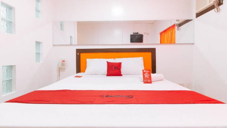 RedDoorz EL Runway Hotel Bulacan