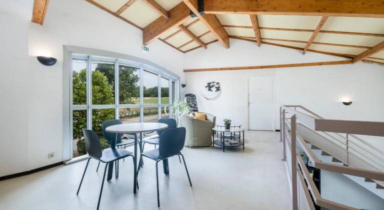 Serviced apartment with yard, pool & terrace | Pets are welcome — photo 5